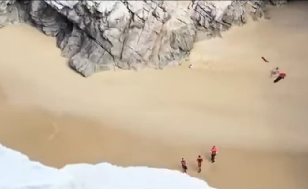 Rescatan a dos hombres con dificultades para salir del mar en Los Cabos, BCS; uno sufrió traumatismo craneal.
Foto: Especial.