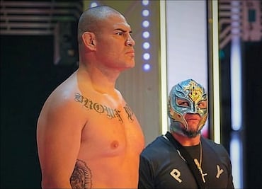 Caín Velásquez llegó a WWE y atacó a Brock Lesnar