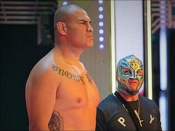 Caín Velásquez llegó a WWE y atacó a Brock Lesnar