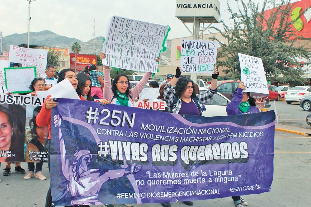 Con pancartas, integrantes de la Red de Mujeres de La Laguna marchan por las calles para exigir alto a la violencia. FOTOS: CORTESÍA