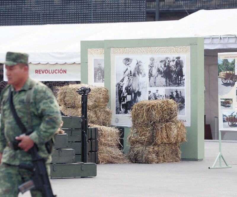 ontaje de la exposición fotográfica en el Zócalo de la Ciudad de México, que forma parte de la conmemoración de la Revolución mexicana. DIEGO SIMÓN SÁNCHEZ. EL UNIVERSAL