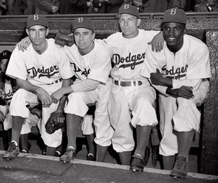 Subastan jersey de Jackie Robinson que usó hace 70 años