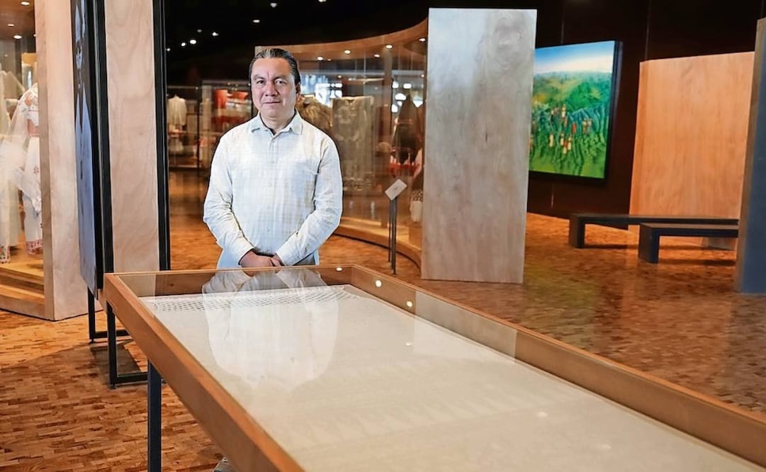Arturo Gómez, subdirector de Etnografía del Museo Nacional de Antropología, junto al paño maya reproducido en el Taller Experimental de Textiles. Foto: Especial