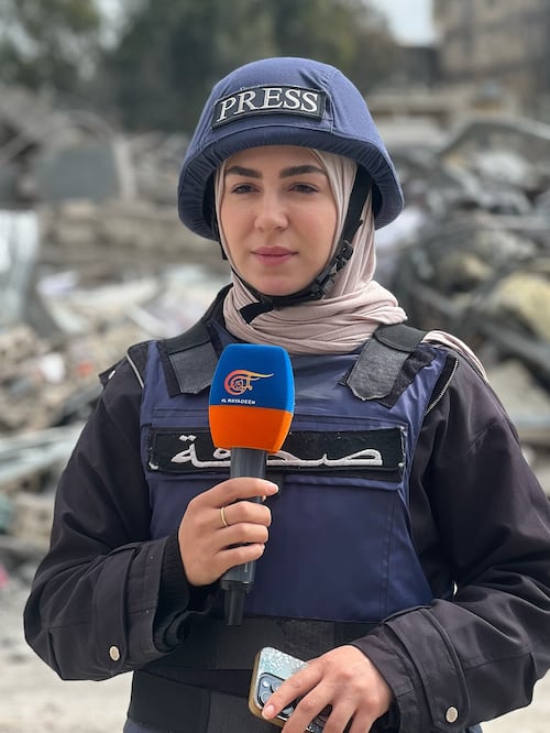 En esta fotografía del sábado 7 de marzo de 2026, se ve a Fatima Ftouni, reportera de Al-Mayadeen TV, quien, según la cadena, murió en un ataque aéreo israelí junto con otros periodistas en la ciudad de Jezzine, al sur del Líbano. Foto: AP