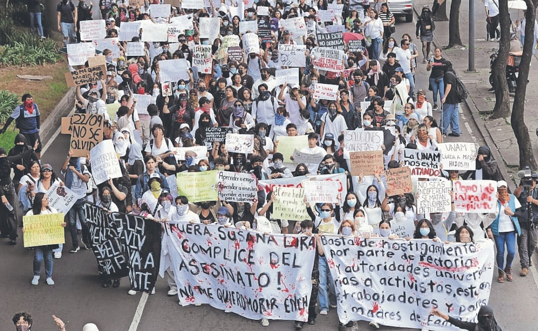 En su marcha hacia Rectoría, padres y alumnos dijeron que no quieren que se normalice la violencia. Foto: de Fernanda Rojas. El Universal