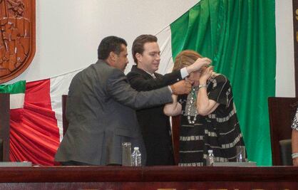 Recibe Guadalupe Loaeza medalla Rosario Castellanos