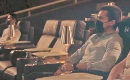 Con cubrebocas y caretas, así vuelve la gente al cine 