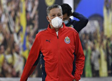 Amaury Vergara visita el entrenamiento de Chivas; se aísla con Peláez para platicar