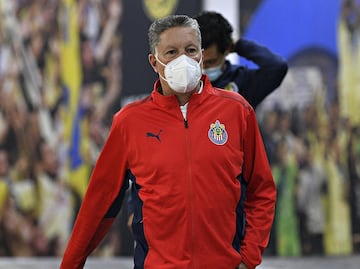 Amaury Vergara visita el entrenamiento de Chivas; se aísla con Peláez para platicar