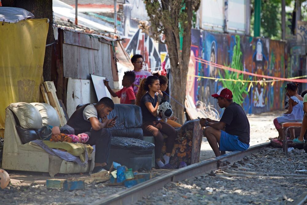 Migrantes instalados en el campamento de las vías del tren en la colonia Vallejo afirman que su objetivo no es quedarse en la CDMX, sino continuar su camino a Estados Unidos, pero las autoridades de migración no les permiten avanzar. Foto: de YARETZY M. OSNAYA. EL UNIVERSAL