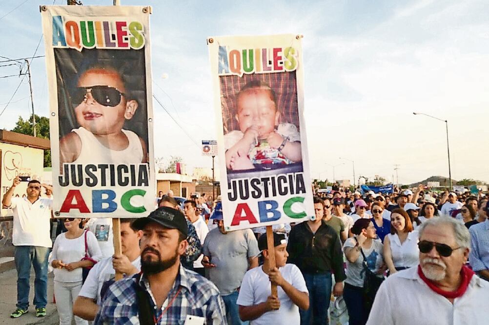 Madres, padres y sobrevivientes del incendio en la guardería ABC se movilizaron desde las ruinas de la estancia infantil para conmemorar a los pequeños que fallecieron (AMALIA ESCOBAR. EL UNIVERSAL)