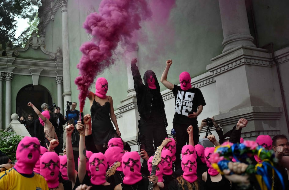 Pussy Riot, colectivo feminista ruso en las instalaciones de la Bienal de Venecia.
Foto: AFP / Marco Bertorello