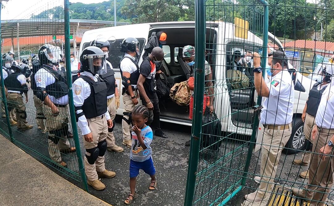 Entre los haitianos que ingresaron sin documentos a México hay hombres, y mujeres embarazadas y con niños lactando, y aunque trataron de escapar corriendo, fueron interceptados por las autoridades.Foto: María de Jesús Peters. El Universal