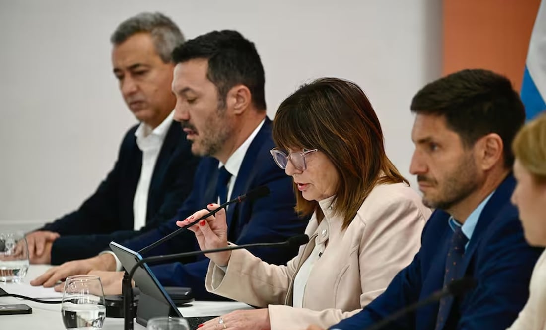 La ministra argentina de Seguridad, Patricia Bullrich, en conferencia por la ola de violencia en Rosario. FOTO: MARCELO MANERA/LA NACIÓN/GDA