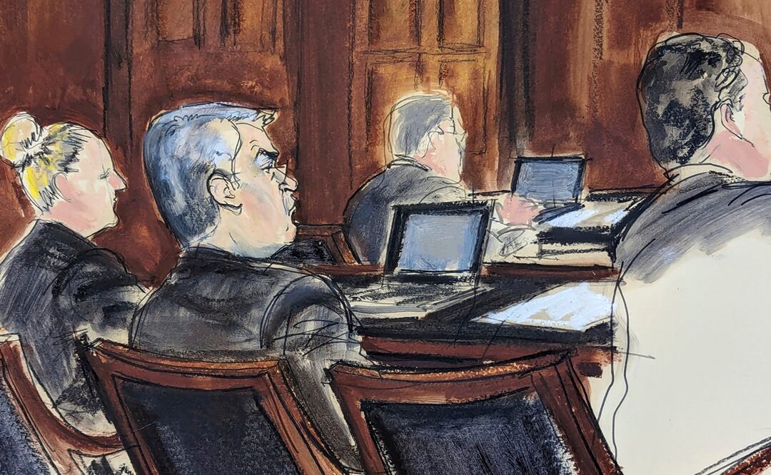 El expresidente hondureño Juan Orlando Hernández, sentado en el centro en la mesa de la defensa, está rodeado por sus abogados al comienzo de su juicio en la sala de un tribunal federal, en Nueva York en febrero pasado. Foto: AP/Archivo