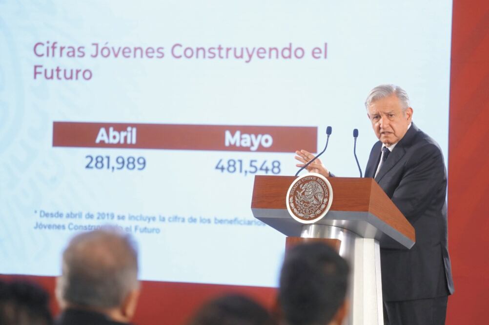 El presidente Andrés Manuel López Obrador mostró cifras, pese a que el IMSS dice que Jóvenes Construyendo el Futuro no son empleos nuevos. Foto: GERMÁN ESPINOSA. EL UNIVERSAL