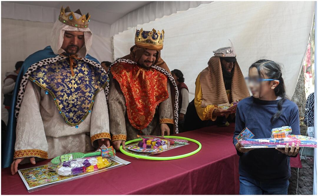 Los Reyes Magos entregan regalos y juegues a los pequeños en la alcaldía Coyoacán; también partieron la tradicional Rosca (4/01/2025). Foto: Gabriel Pano / EL UNIVERSAL