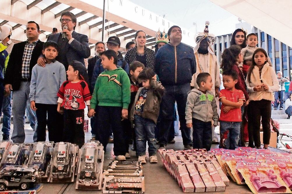 Desde la explanada delegacional, donde regaló juguetes a los niños, Ricardo Monreal aclaró que no busca criminalizar al comercio sino liberar las calles (DIANA VILLAVICENCIO. EL UNIVERSAL)