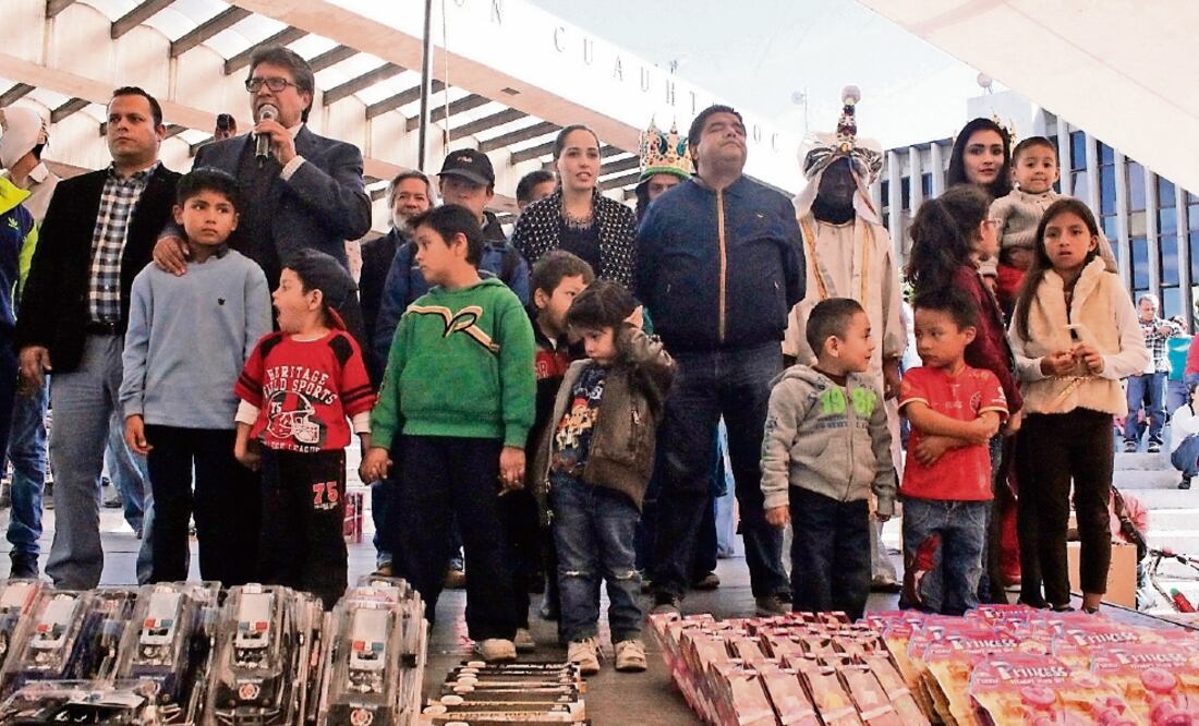 Desde la explanada delegacional, donde regaló juguetes a los niños, Ricardo Monreal aclaró que no busca criminalizar al comercio sino liberar las calles (DIANA VILLAVICENCIO. EL UNIVERSAL)