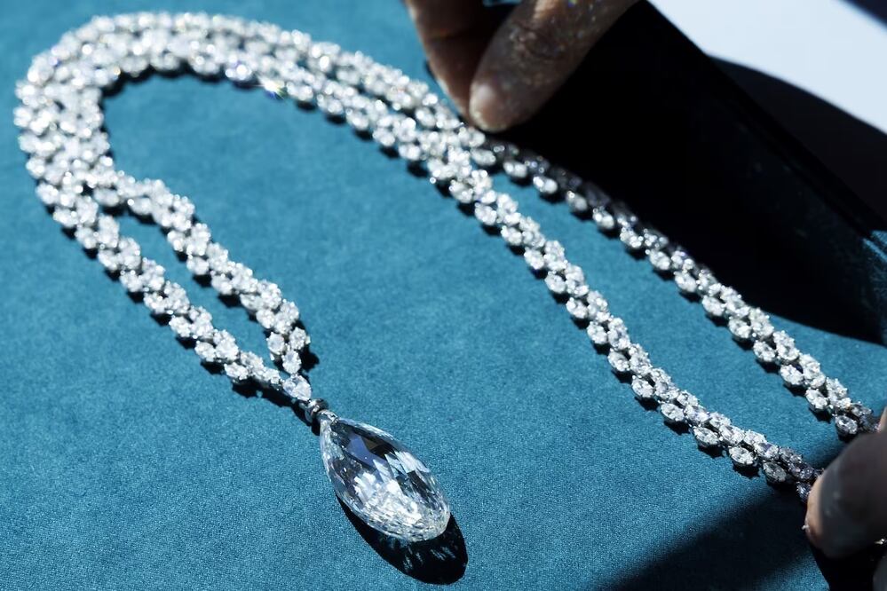 Un collar de 90.36 quilates de Harry Winston, con un valor estimado entre 9 y 14 millones de francos suizos, durante una exhibición previo a la subasta de las joyas. Foto: CHRISTIE'S