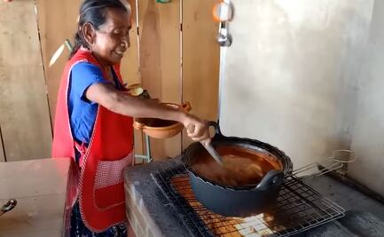 Receta de pozole de camarones estilo Guerrero de Doña Lupita