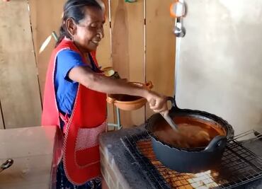Receta de pozole de camarones estilo Guerrero de Doña Lupita