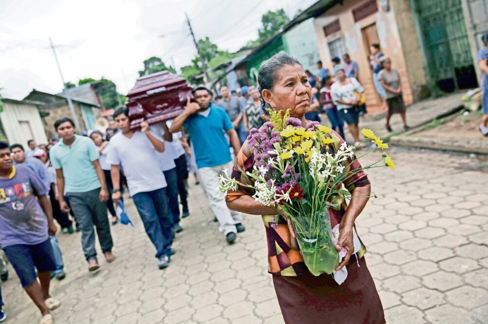 Duelo. Nicaragüenses participaron ayer en Masaya en el velorio de una persona muerta en los enfrentamientos con fuerzas parapoliciales. Foto: BIENVENIDO VELASCO. EFE