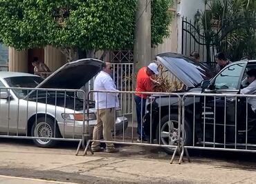 Falla camioneta de AMLO en Oaxaca; simpatizantes lo apapachan durante recorrido