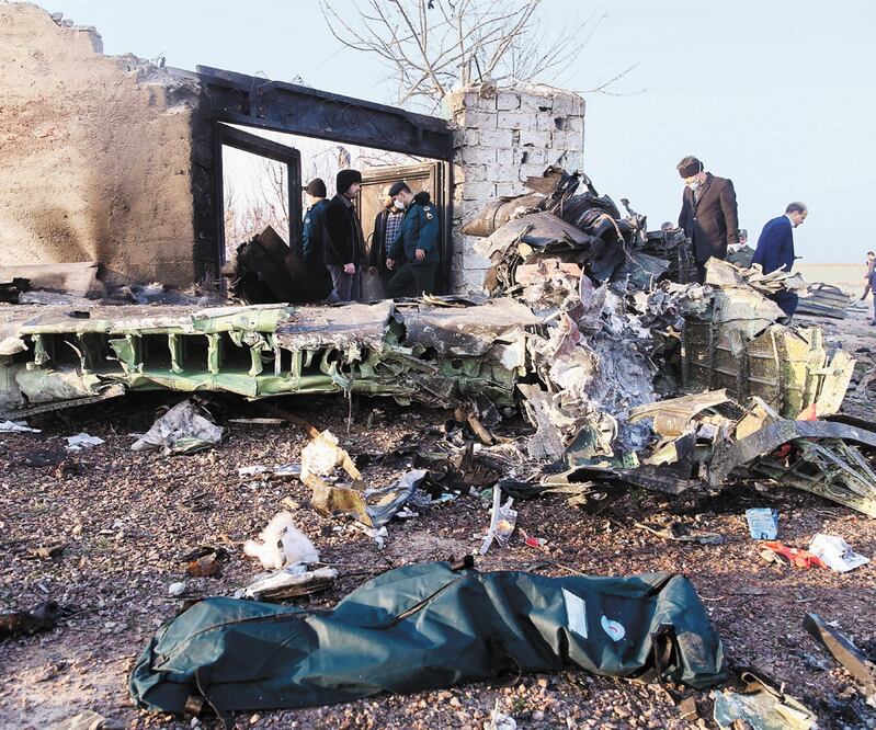 Restos del avión que se estrelló este miércoles en Teherán. El Boeing 737-800 operado por Ukraine International Airlines despegó en la mañana y casi de inmediato dejó de enviar datos, de acuerdo con el sitio FlightRadar24. Foto: ROHHOLLAH VADATI. AFP