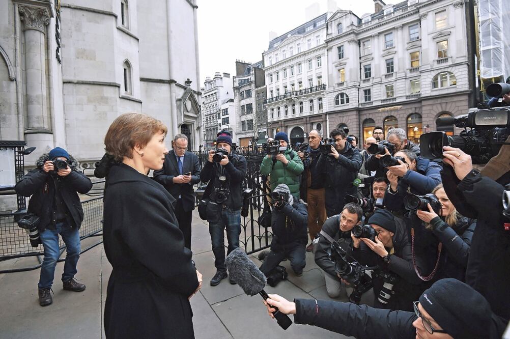 Marina Litvinenko, viuda de Alexander Litvinenko, al hacer ayer una declaración a las puertas del Tribunal Superior de Justicia de Londres (FACUNDO ARRIZABALAGA. EFE)