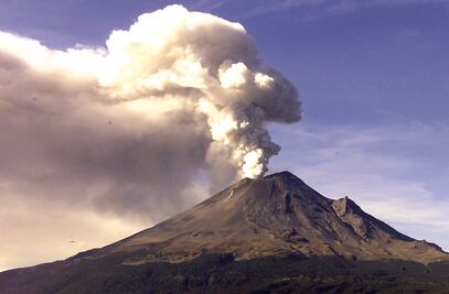 Popocatépetl emana columna de gas de mil 500 metros