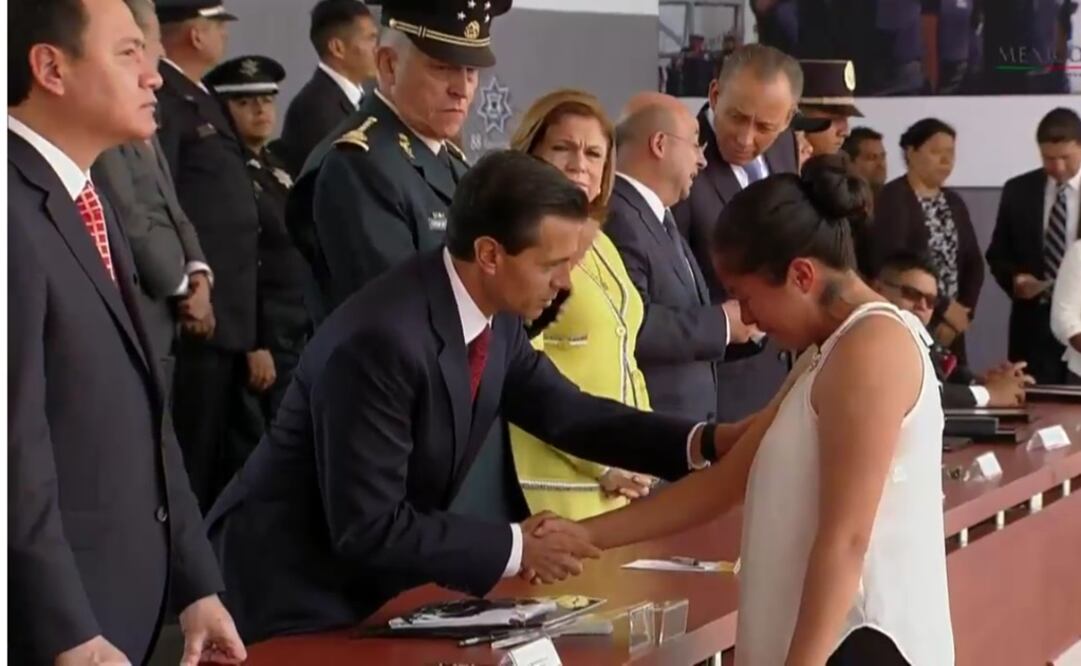 El mandatario entregó la condecoración “Caballero Águila” a la señora Marisol Cruz de Jesús, esposa del policía tercero César Arce Florentino, elemento caído adscrito a la División de Fuerzas Federales. /Especial