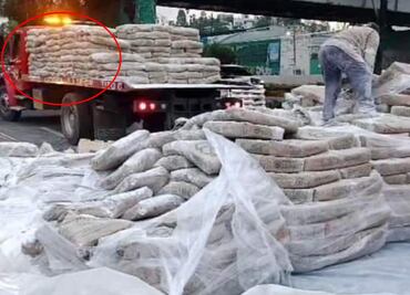 Camión con bultos de cal vuelca en la México-Pachuca; hijo del chofer termina herido