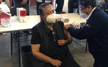 Doña Silvia se formó en la madrugada para ser la primera vacunada contra el Covid-19 en Edomex