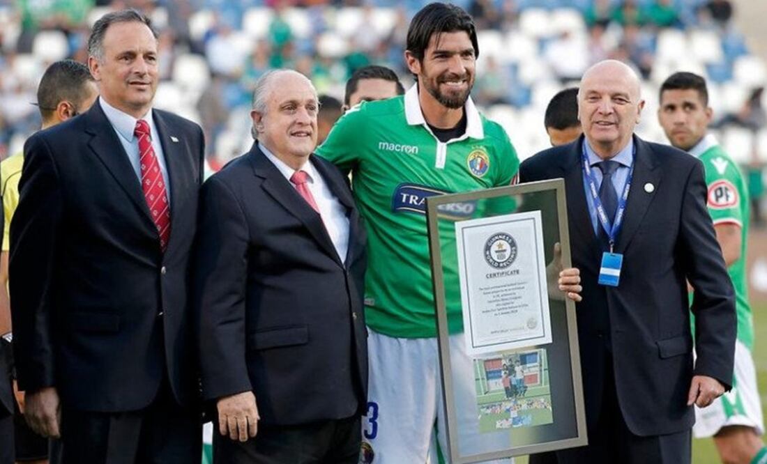 Twitter. Sebastián 'Loco' Abreu fue reconocido por el récord Guinness como el futbolista con mayor número de fichajes en su trayectoria