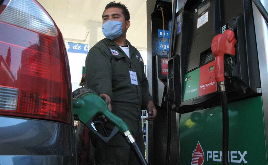 Un automóvil carga gasolina. Archivo