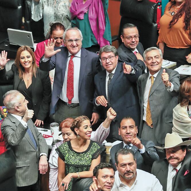 Legisladores de Morena celebran en compañía del subsecretario Jesús Seade (centro) la votación a favor del dictamen que ratifica el T-MEC. DIEGO SIMÓN. EL UNIVERSAL