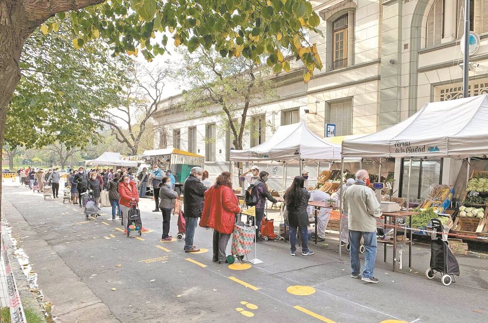 Argentinos hacen fila para comprar sus insumos en un mercado, en Buenos Aires. Los números en este país no son para nada alentadores:la caída del PIB ya ha sido un problema en los últimos dos años (2.5%, en 2018 y 2.2%, en 2019). Foto: JUAN MABROMATA. AFP