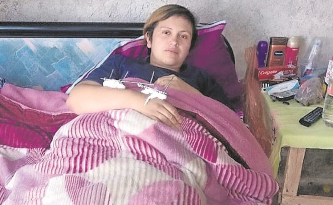 Ana no puede levantarse de la cama, pues resultó con fractura de cadera y lesiones en las costillas. Foto: ESPECIAL