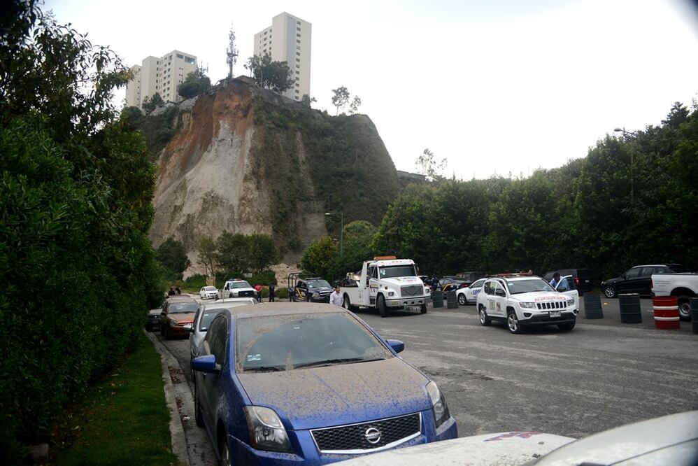 Se registró un deslave de 6 mil metros cúbicos de material en un talud en Luis Barragán, esquina con avenida Tamaulipas, en la colonia Santa Fe, delegación Cuajimalpa