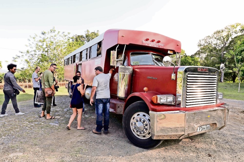 Ante lo difícil y caro de moverse a Santiago, muchos optaron por viajar en camiones de transporte de carga adaptados para trasladar turistas (JORGE SERRATOS. EL UNIVERSAL)