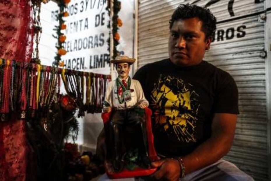 Con baño de alcohol y pueblo, devotos recuerdan a Jesús Malverde