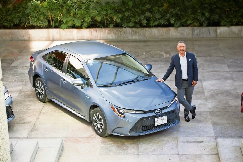 Guillermo Díaz, presidente de Toyota Motor Sales de México, considera que el mercado no puede evolucionar de los vehículos de gasolina a los eléctricos sin pasar antes por los híbridos. Foto: Especial