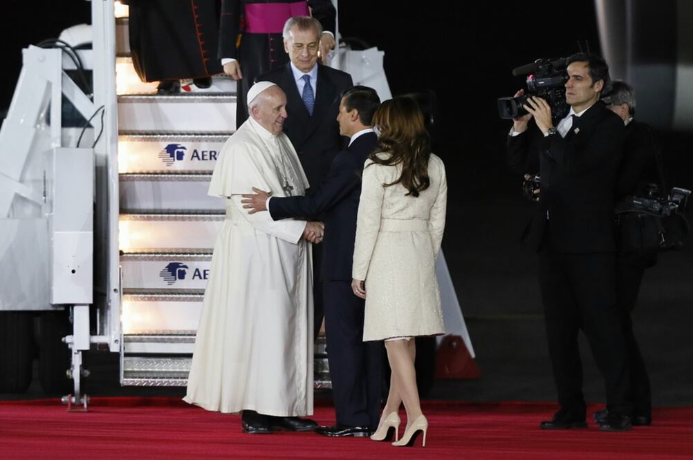 El Papa Francisco saluda al Presidente Peña Nieto y a su esposa, Angélica Riverca. Fotografía de EFE