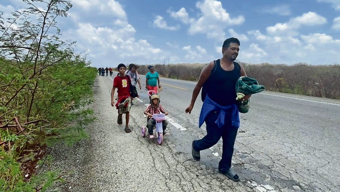 Los migrantes caminan de pueblo en pueblo por Oaxaca; unos llevan a sus pequeños hijos en brazos o en hombros, otros van empujando carriolas y los menos usan triciclos. Foto Especial
