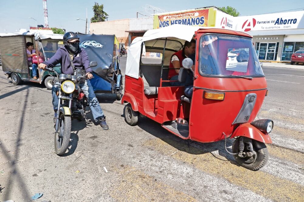 Operadores relatan que cuentan con seguro y que mantienen en buenas condiciones sus unidades para dar el servicio (LUIS CORTÉS. EL UNIVERSAL)