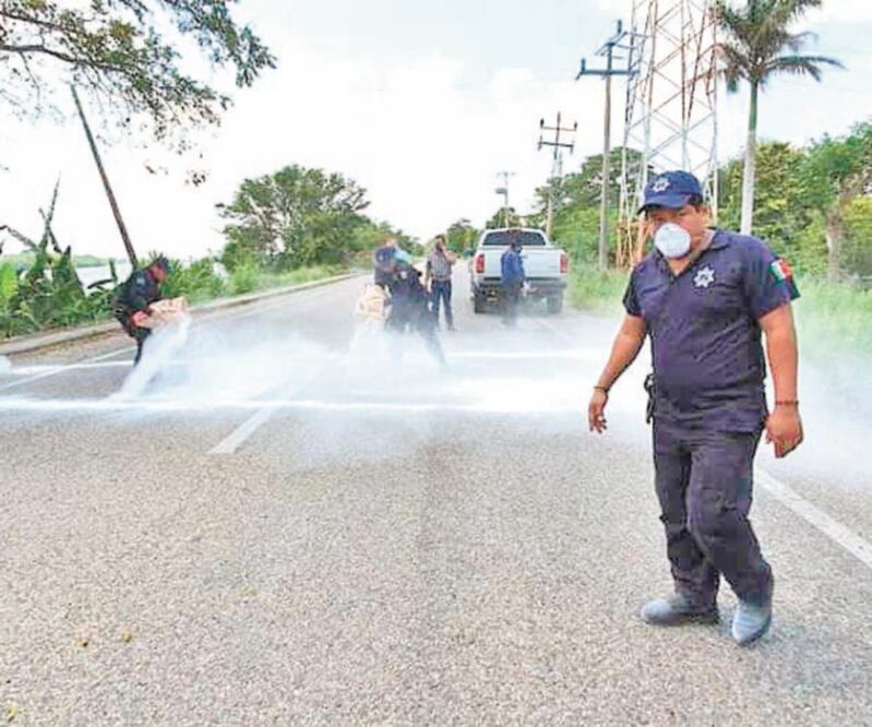 Autoridades de Jonuta ponen cal en todas las entradas del municipio para desinfectar las llantas de los vehículos, además fumigan con cloro y jabón. Foto: ESPECIAL