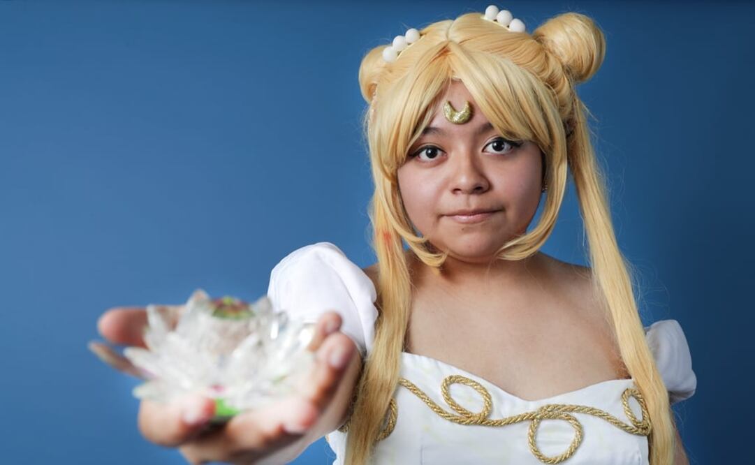 Fernanda tiene 15 años, Silver Misao 29 y Yiyi 9. Pareciera que la distancia entre ellas es mucha pero las tres rompen la barrera generacional gracias a su gusto por el cosplay, en específico por Sailor Moon.