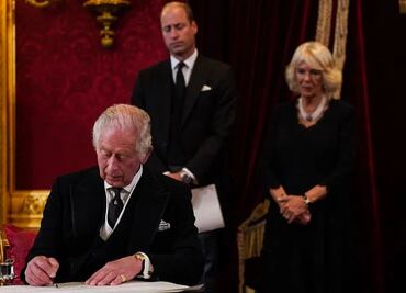 Desde planchar sus cordones hasta los 2.5 cms de pasta de dientes: las manías del rey Carlos