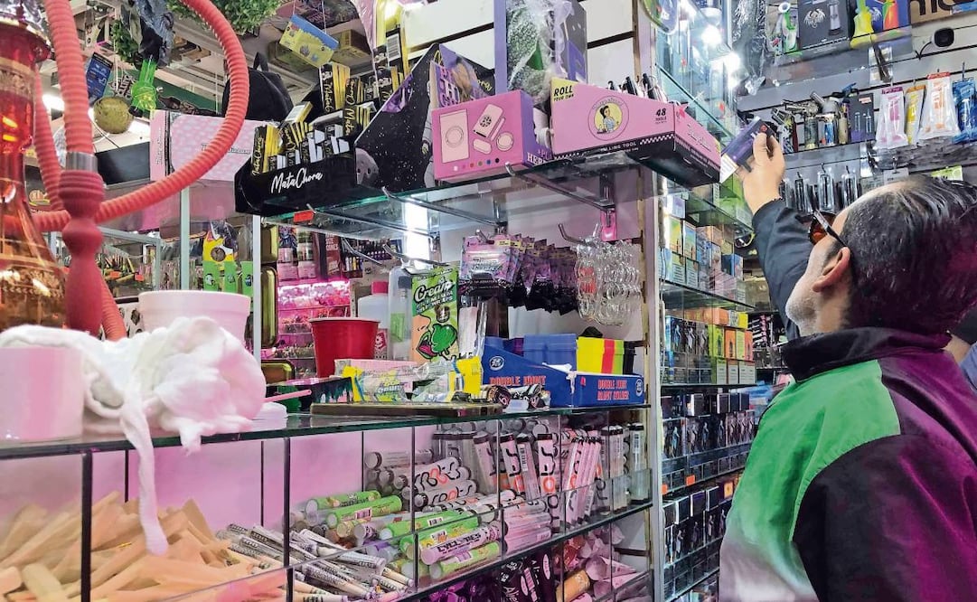 En comercios del Centro Histórico de la CDMX se ofertan vapeadores de todo tipo y diferentes precios. Foto: Germán Espinosa y Diego Simón Sánchez / EL UNIVERSAL
